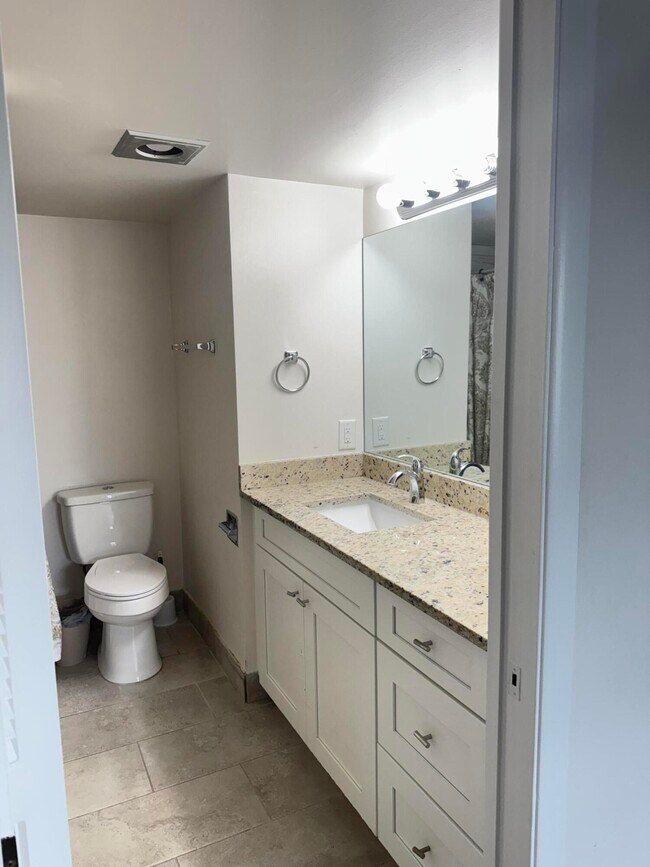 Building Photo - 2039 Rexford A