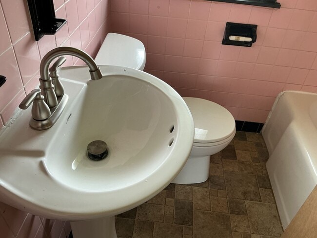 Building Photo - 2 Bedroom Single Family Home