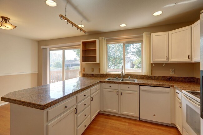 Building Photo - Immaculate, Sunny and Bright 4 Bedroom/2.5...