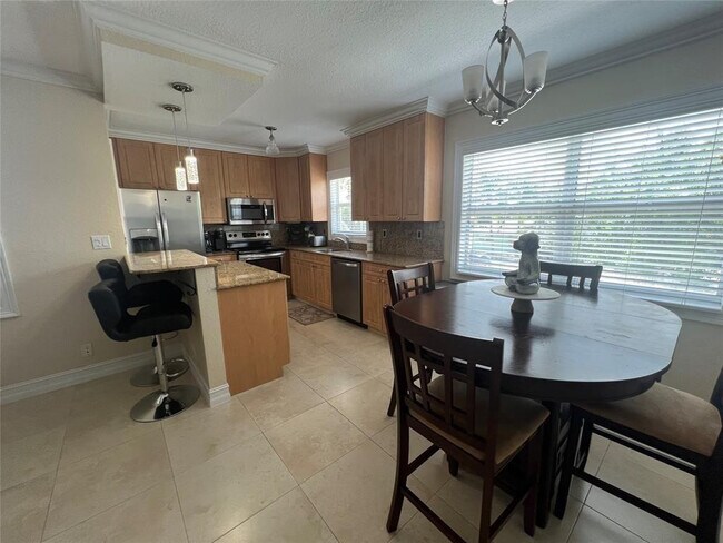 Building Photo - 1221 SE 3rd St