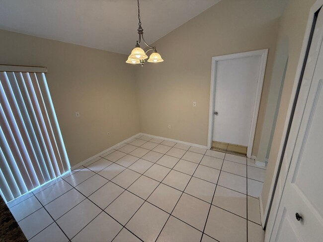 Building Photo - EAST ORLANDO: 3 bed/2 bath, 2 Car Garage A...