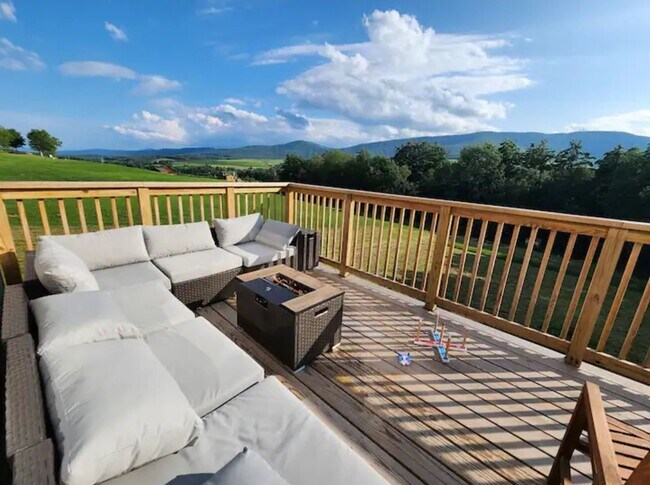 Building Photo - Luxury 5-Bedroom Retreat on 6.5 Acres — Furnished or Unfurnished — Flexible Lease