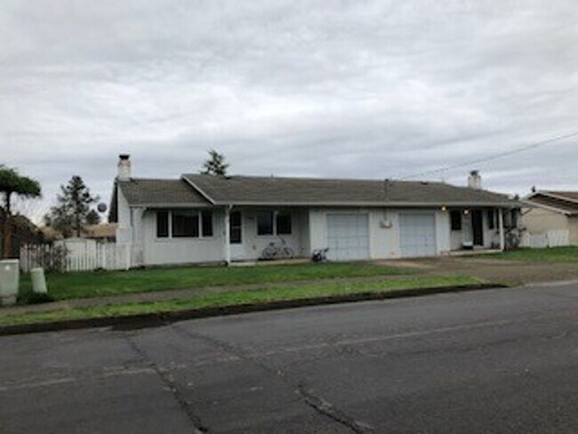 Building Photo - (KIE 1) 2-Bed, 1-Bath Duplex