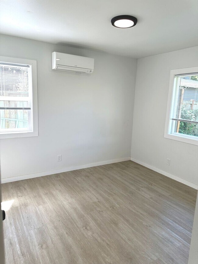 Building Photo - 47006a