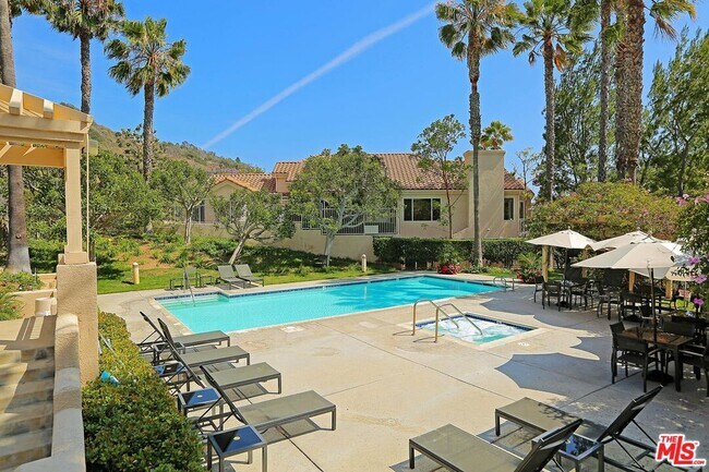 Building Photo - 682 Palisades Dr