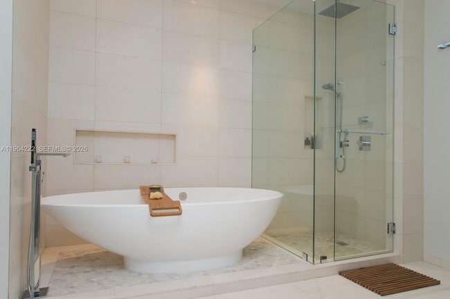 Building Photo - 1425 Brickell Ave