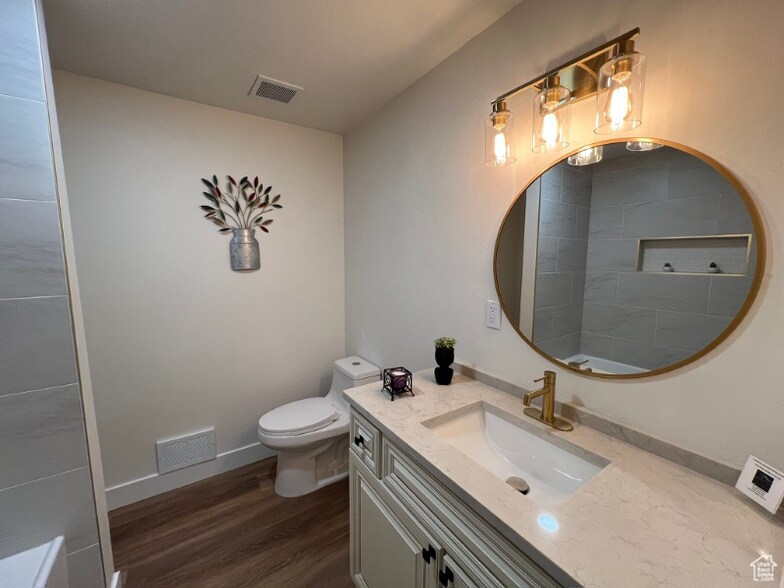 Building Photo - 552 Chelsea Dr