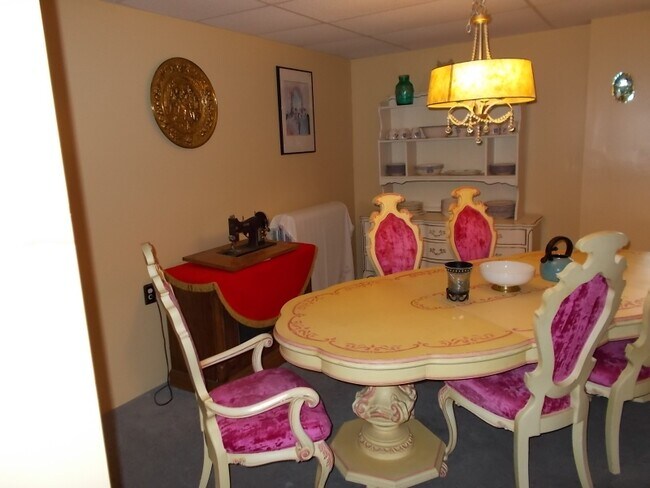 Building Photo - 628 Center St