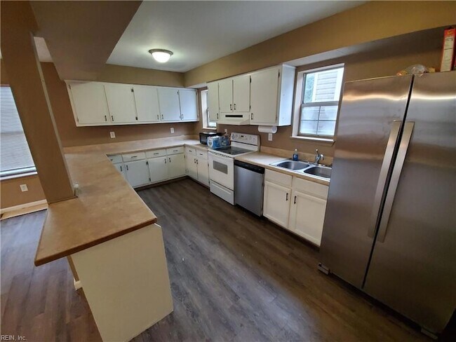 Building Photo - 1536 W 40th St