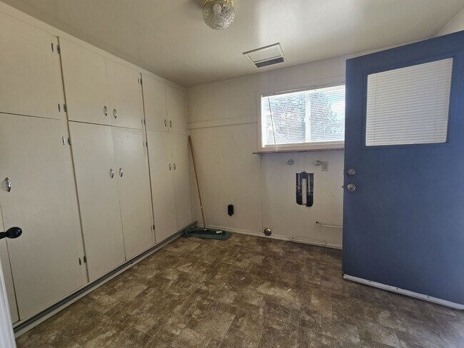 Building Photo - 661 NE Meadow Ave