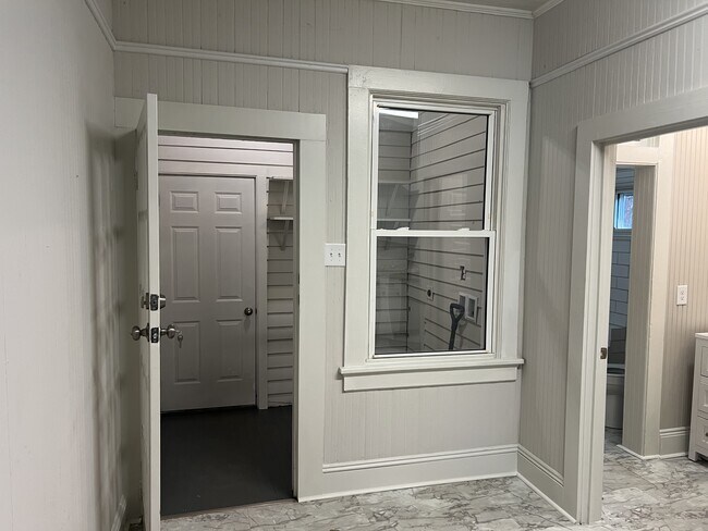 Building Photo - 726 Maywood St