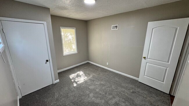 Building Photo - 2434 Vollintine Ave