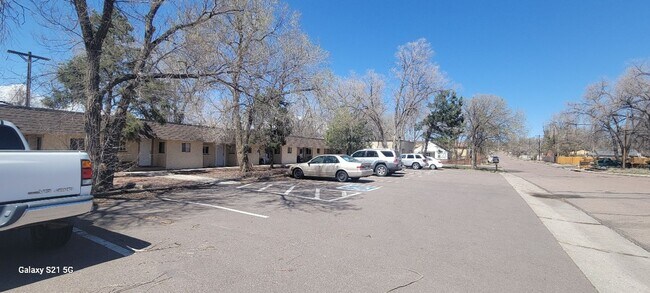 Building Photo - 626 E Hills Rd