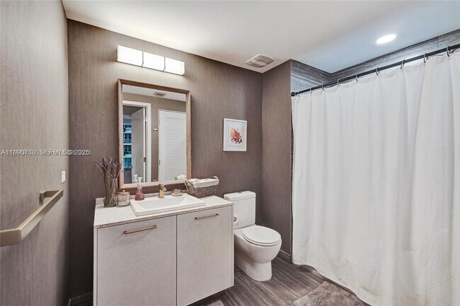 Building Photo - 1010 Brickell Ave