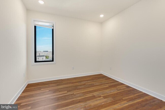 Building Photo - 2411 Kensington Ave