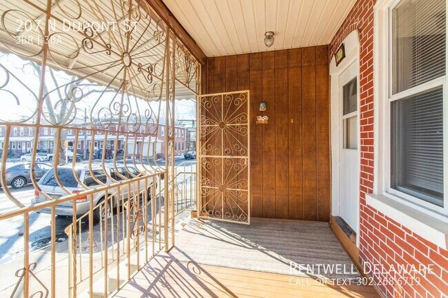 Building Photo - GORGEOUS TOWNHOME