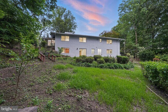 Building Photo - 866 Canal Dr