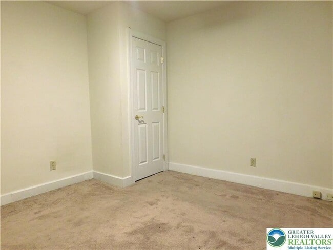 Building Photo - 826 Main St