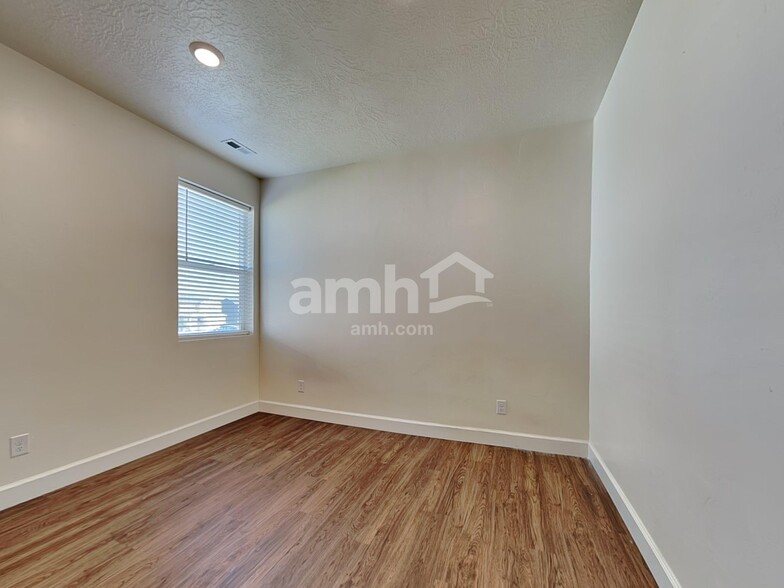 Building Photo - 1233 Wagon Way