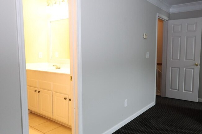 Building Photo - Charming 2-story Townhome