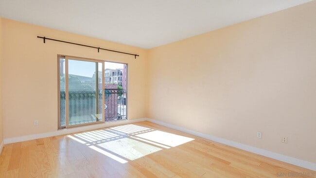 Building Photo - Perfectly located 1 bed/1 bath unit in Dow...