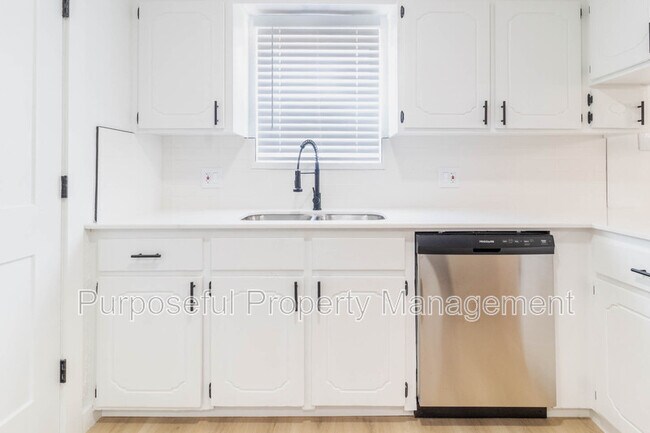 Building Photo - 8913 Bentree Country Way
