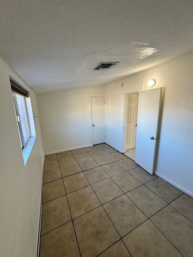 Building Photo - 239 S Cherry Ave