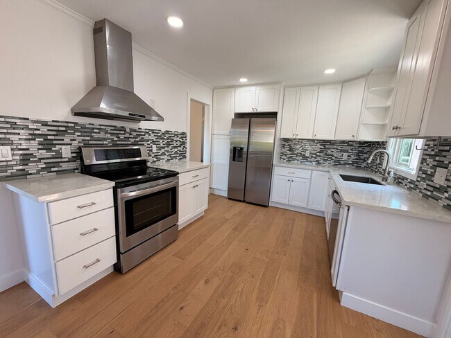 Building Photo - Spacious 4 Bedroom/2Bathroom Home in South San Francisco!