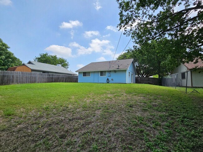 Building Photo - 2209 Dickens Dr