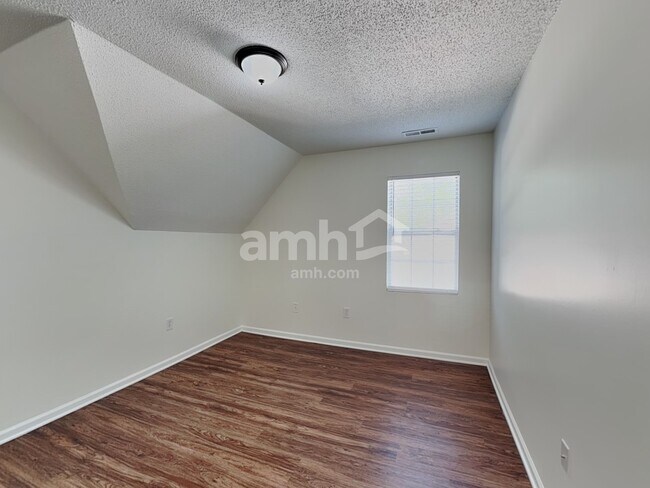 Building Photo - 419 Parallel Dr