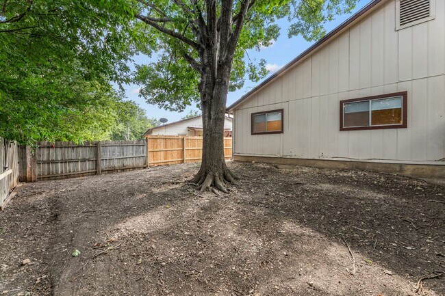 Building Photo - Tastefully Updated 3 bedroom 2 bath Duplex Northeast San Antonio