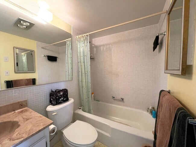 Building Photo - 257 S Cypress Rd