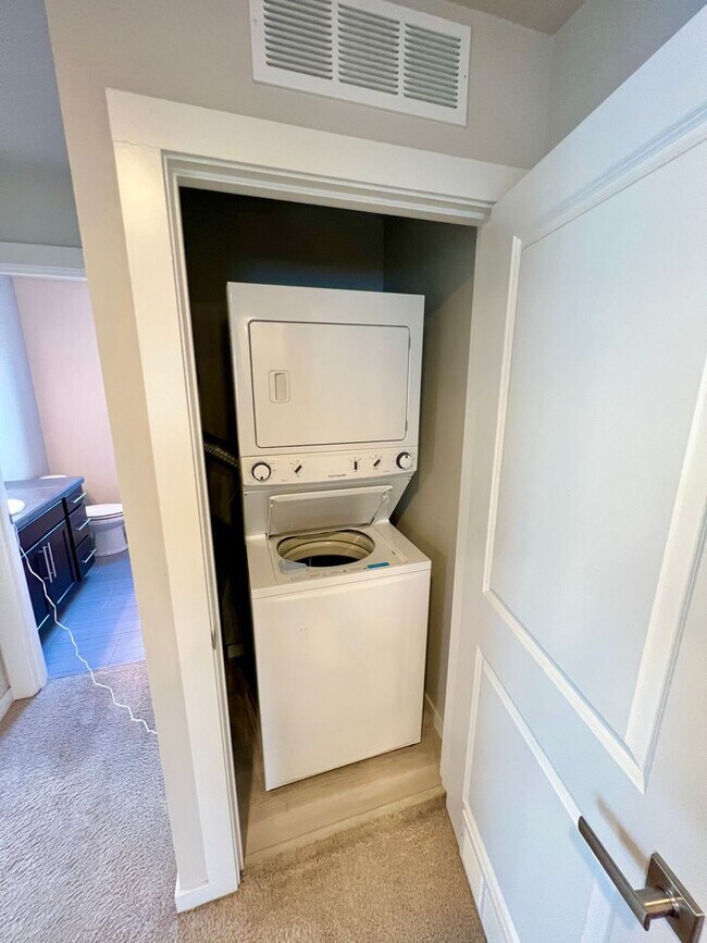 Building Photo - Exceptional 4 Bed 3 Bath Townhome on corner lot. One months rent free!!