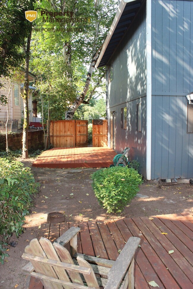 Building Photo - 702 SW 6th Ct