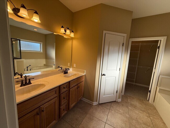 Building Photo - BEAUTIFUL SPACIOUS HOME IN BARTLETT