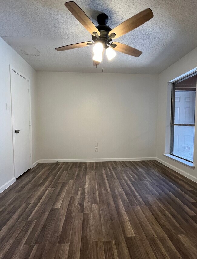 Building Photo - 6860 S Creek Dr