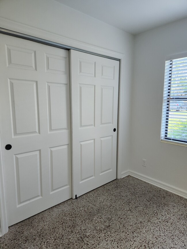 Building Photo - 1005 N Bracewell Dr