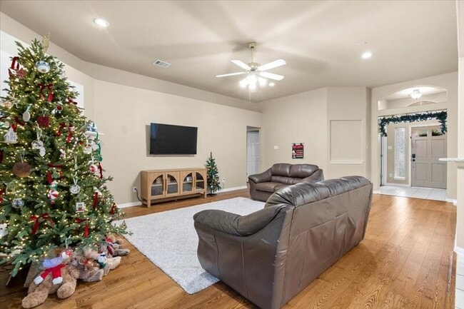 Building Photo - 920 Savanna Ln