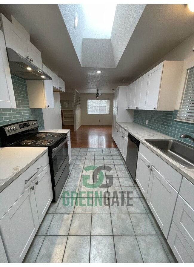 Building Photo - Spacious 4Bedroom 2Bath AVAILABLE NOW in Modesto!!