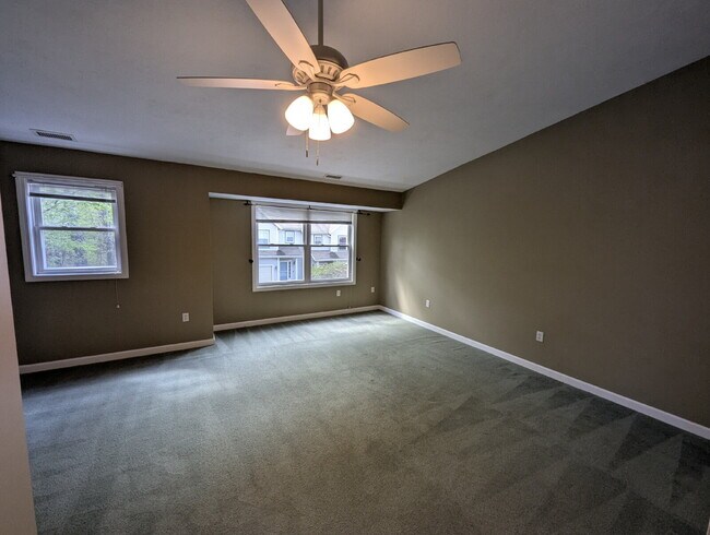 Building Photo - Immaculate End Unit in Desirable Weatherst...