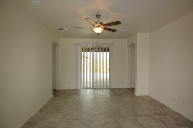 Building Photo - 3 bedroom 2 bathroom in Ashton Park gated community NW Visalia!