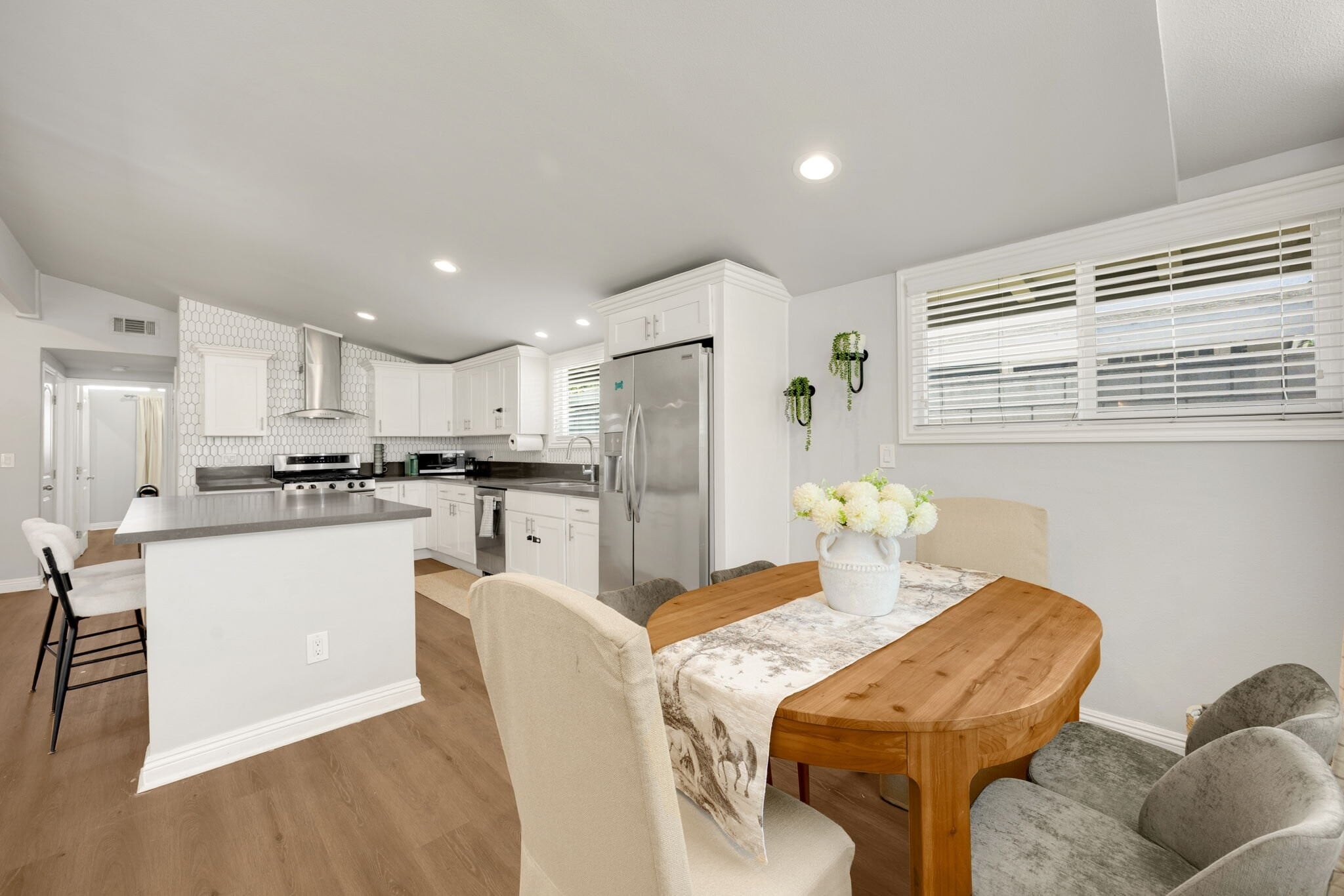 Building Photo - 1048 N Hermosa Dr
