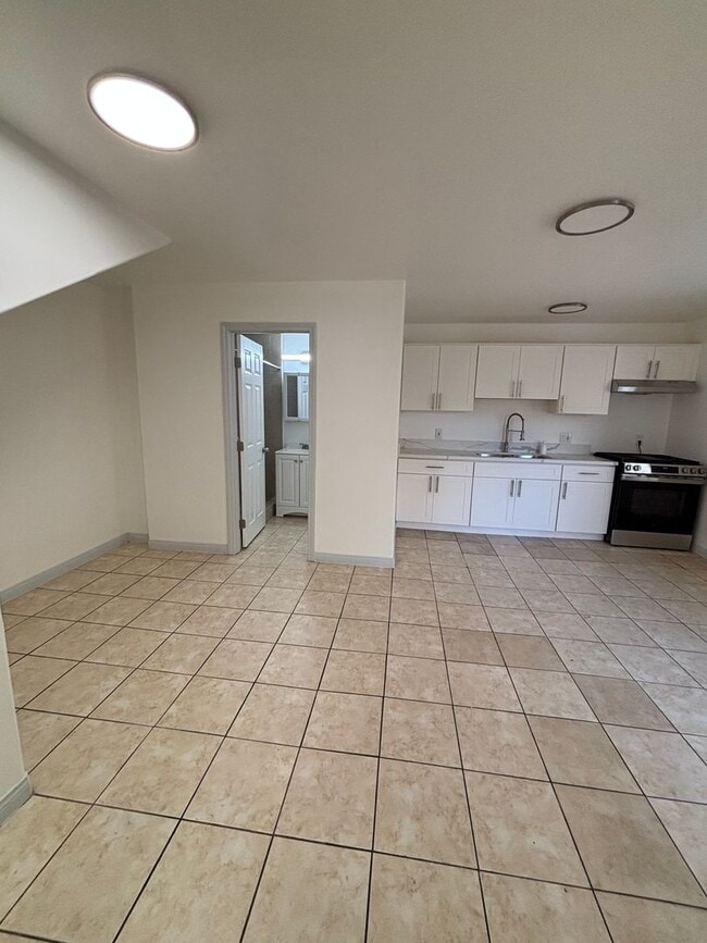 Building Photo - Beautiful Newly Renovated 1 Bedroom in Lon...