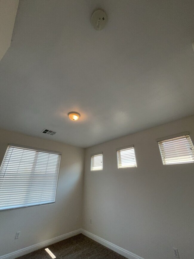 Building Photo - 533 Blanche Ct