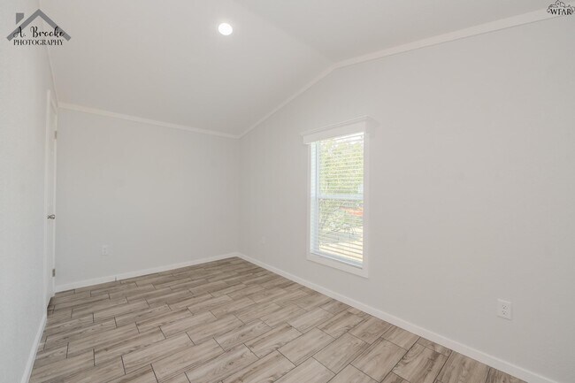 Building Photo - 106 S Pacific Ave