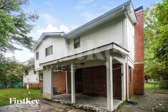 Building Photo - 302 Woodstock Dr SW