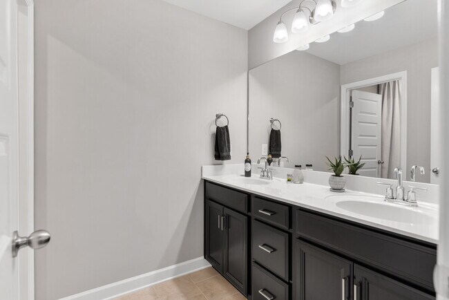 Building Photo - Spacious 3BR End-Unit with Main-Level Primary & Office