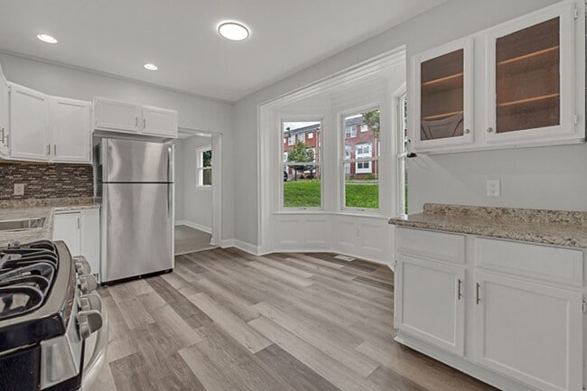 Building Photo - Freshly Renovated 4-Bedroom Home with Cent...