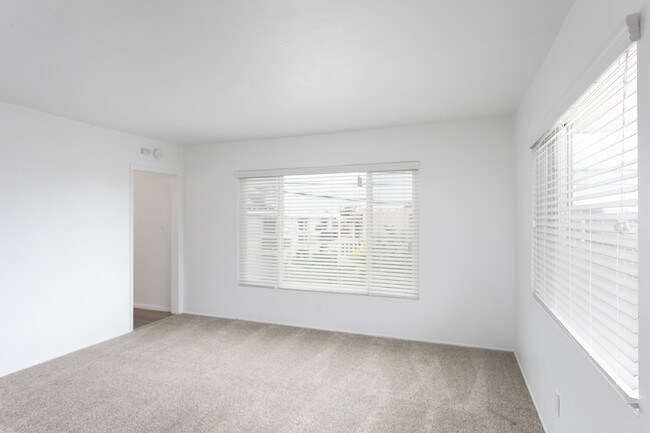 Building Photo - Bright 2 BR in Pacific Beach with 2 Parkin...