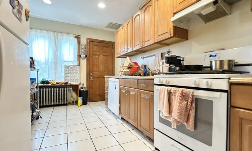 Building Photo - 27 South Crescent Circuit